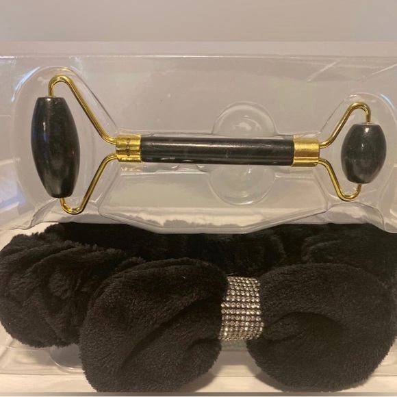 2/$20 Bebe Facial Roller & Spa Head Wrap Set| Size: OS | bebe - Picture 2 of 3